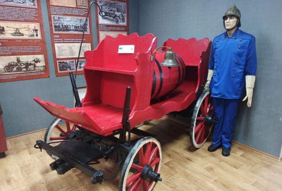 Пожарная повозка и пожарник